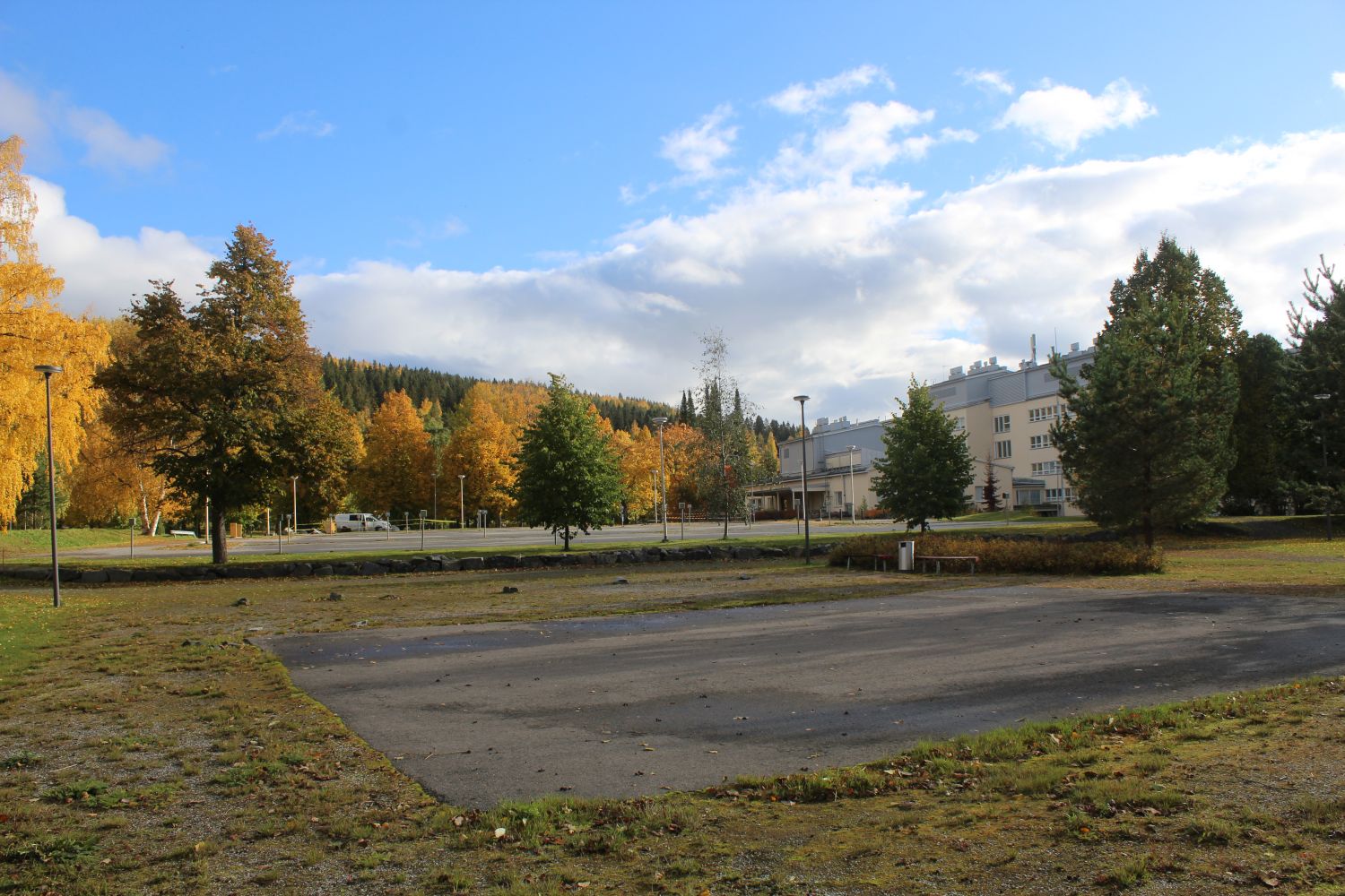 Maa-alue myydään rakennukset purettuina. Kuvassa taustalla Puijon rinnettä.