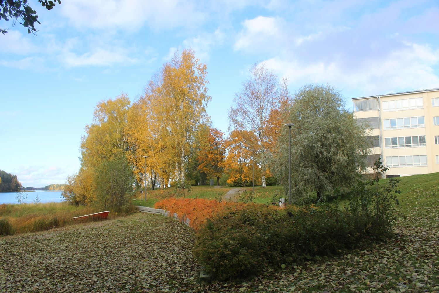 Maa-alue myydään rakennukset purettuina.