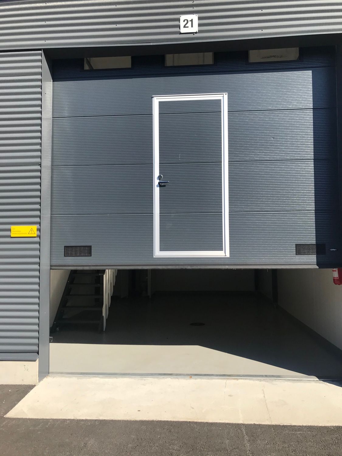 Sähköinen nosto-ovi ulkoa