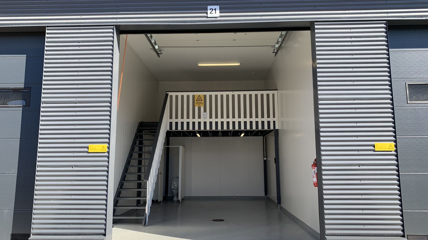 Ylöjärven Kolmenkulmantien Talliosakkeelta monikäyttöinen varasto, autotalli, harraste-, toimitila 21. Tilassa varastota...