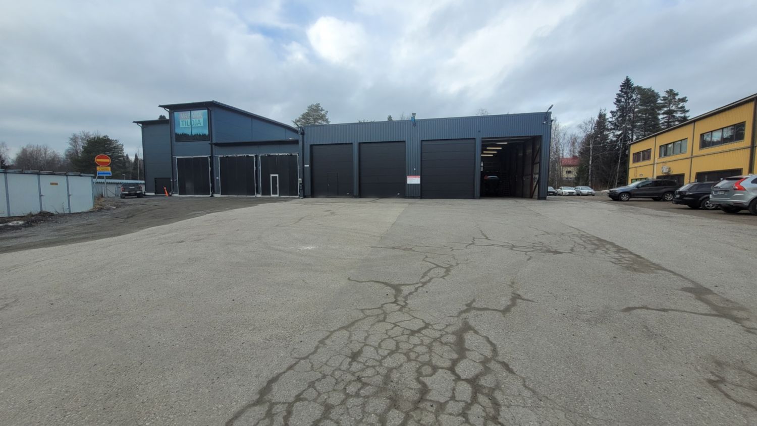 Vuokrataan tuotanto-, halli-, varasto-, säilytys- / autotallitila Kukkulan alueelta, erinomaisien kulkuyhteyksien varrel...