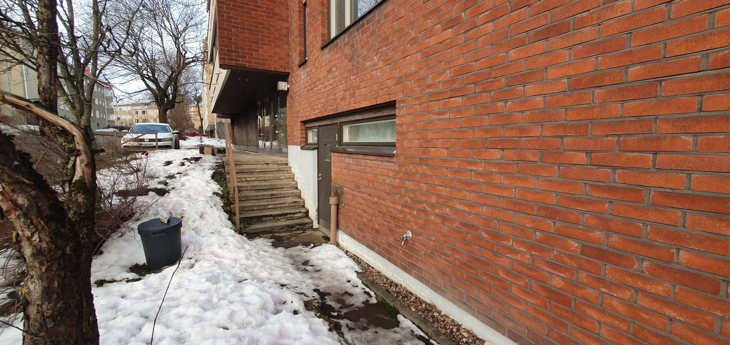 Omalla sisäänkäynnillä, WC:llä ja keittiöllä varustettu moneen käyttöön soveltuva työhuone. Kiinteistö sisältää myös sau...