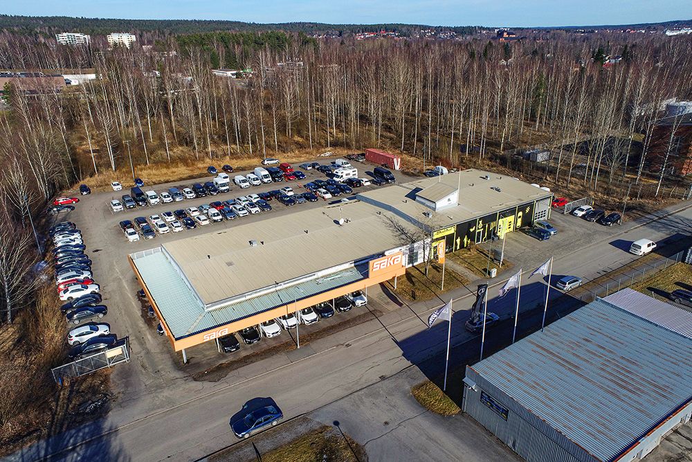 Erinomaista liike-/hallitilaa isolla piha-alueella.