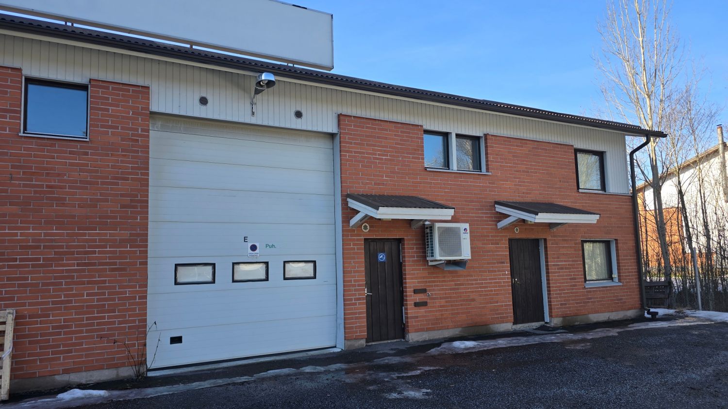 Nyt heti vapaana Pirkkalasta n. 70m2 toimistotilaa toisesta kerroksesta. Tila käsittää kolme toimistohuonetta, keittiön,...