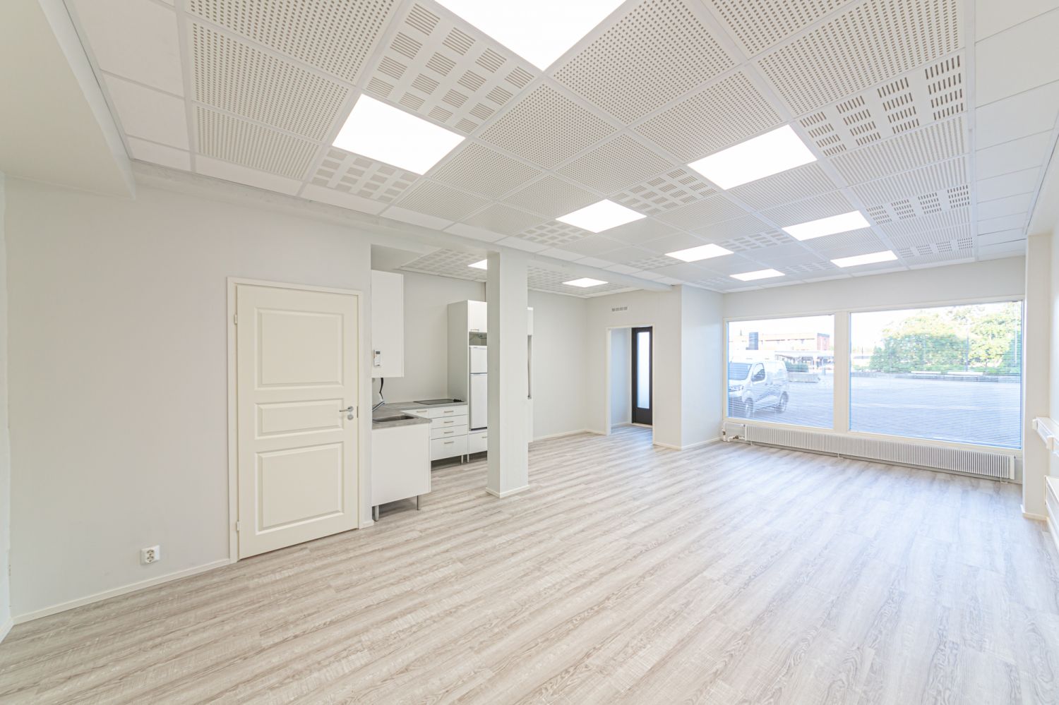 Hyvällä sijainnilla oleva erittäin siisti toimisto-/liiketila. Juuri putkiremontoitu ja pintaremontoitu. Paljon pistoras...