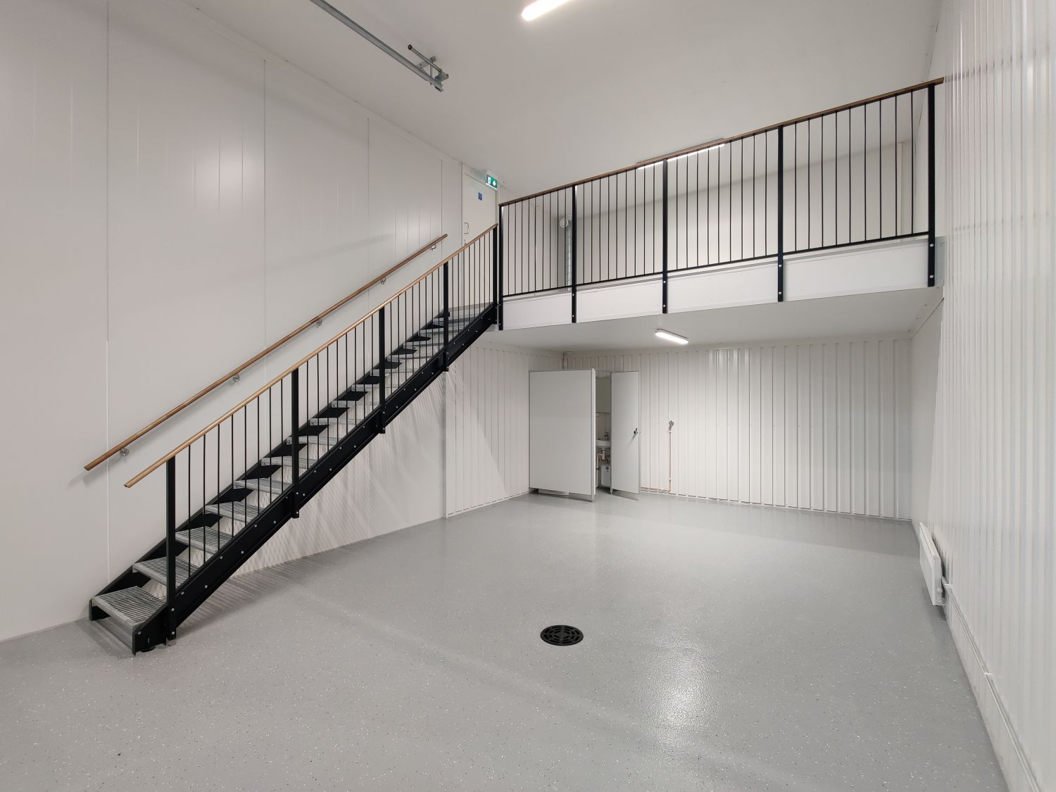 Suositulta Sundsbergin Talliosakkeelta monikäyttöinen varasto, autotalli, harraste-, toimitila 07. Tilassa jo valmiina p...