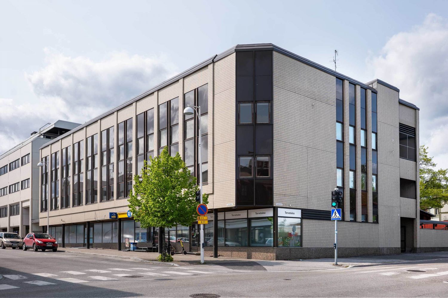 Toimistotiloja Iisalmen sydämessä – 14 toimistohuonetta ja monipuoliset tilat

Tämä 439 neliön toimistotila sijaitsee Ii...