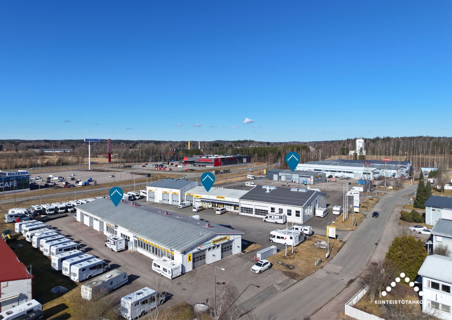 Huippu paikalla Hyvinkään Veikkarissa, Tampereen moottoritien varrella kolmen hallin kokonaisuus + 1,6ha tontti. Hallit ovat kooltaan 380m2, 1432m2 ja 924m2. Hallit toimivat monenlaisessa käytössä mm korjaamona, autokauppana, myymälänä, tukkukauppana jne. Yksi halleista entinen konepaja, joten sähkö...