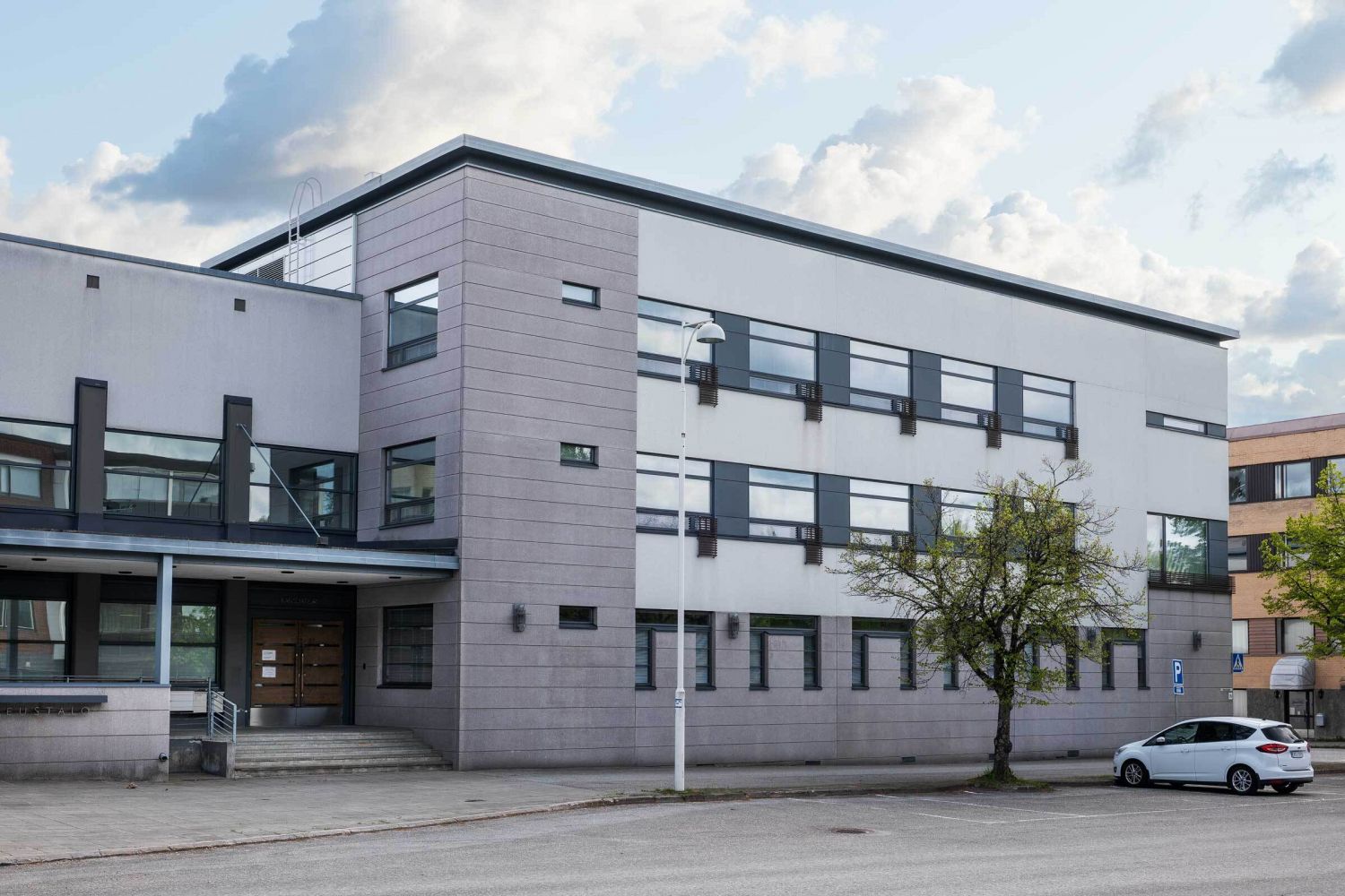 Toimistotila Iisalmen keskustassa

Savonkatu 26:ssa sijaitsee monipuolinen 68 neliömetrin toimistotila, joka soveltuu er...