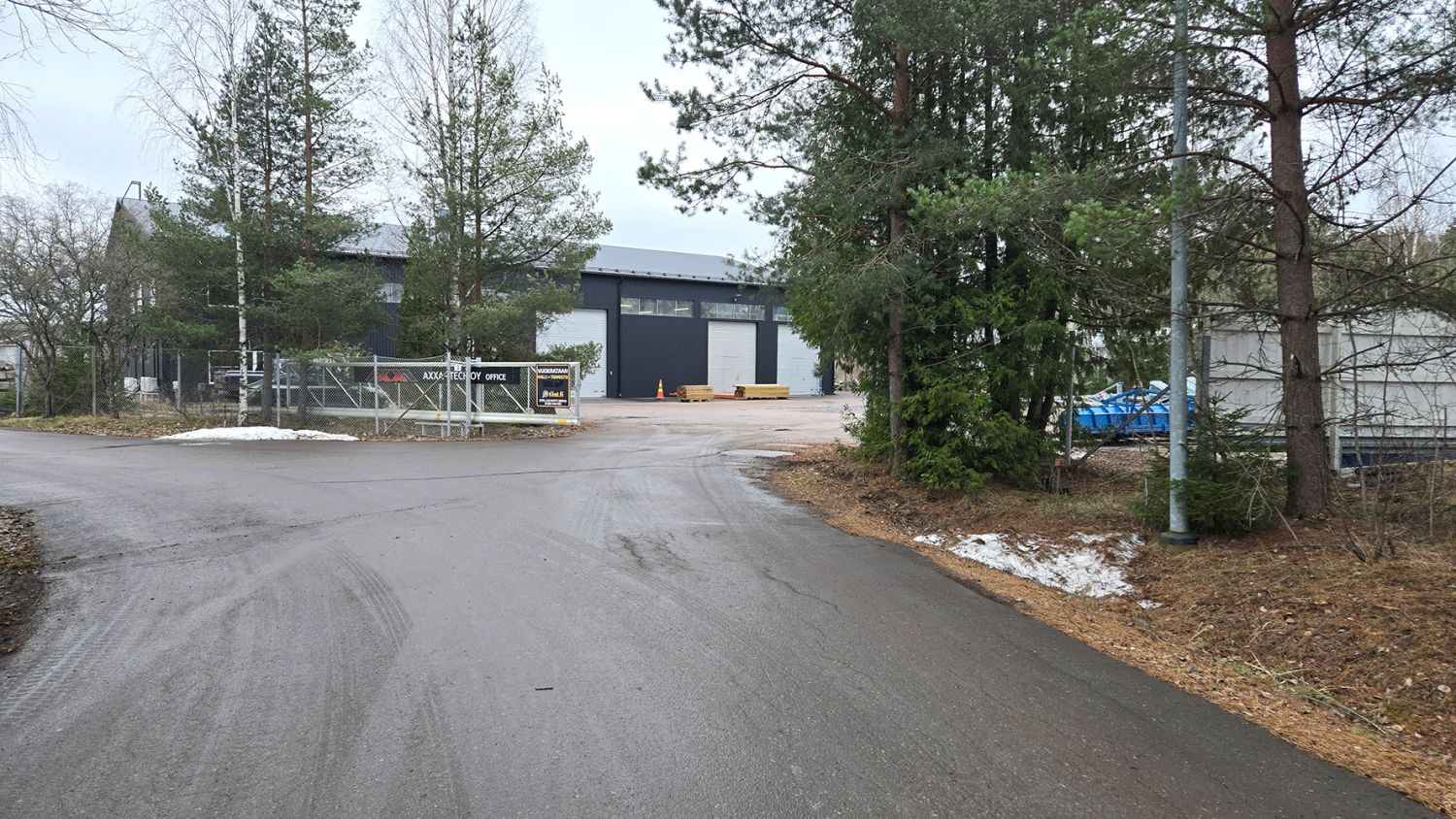 Teollisuus- ja varastorakennus isolla pihalla vuokrattavana Nummelasta!