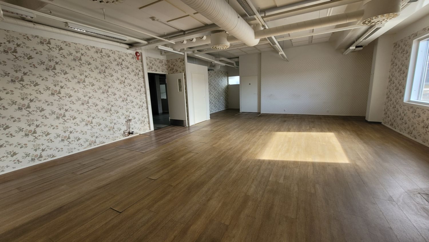 Myymälä / kahvilatila