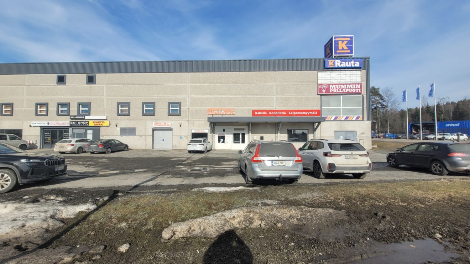 Vuokrataan loistavalta paikalta Ahjokadulta entinen Mummin puollapuodin n. 392 m2 liike - / myymälä- / leipomotila. Tila...