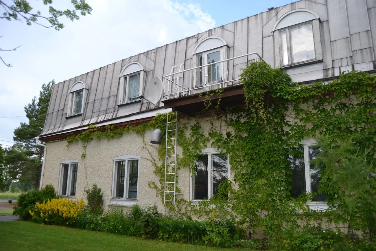 Myydään entinen meijerirakennus, joka sisältää lämmintä korjaamo- / työtilaa n. 200m2 (kork. n.4m) , sekä rakennuksen yläkerrassa asuin- / toimistotiloja n. 140 neliötä. Lisäksi erillisessä ulkorakennuksessa muita tiloja n. 650m2. Matkaa Teuvan kirkonkylään n. 10 km ja Kauhajoen kaupunkiin n. 18 km....