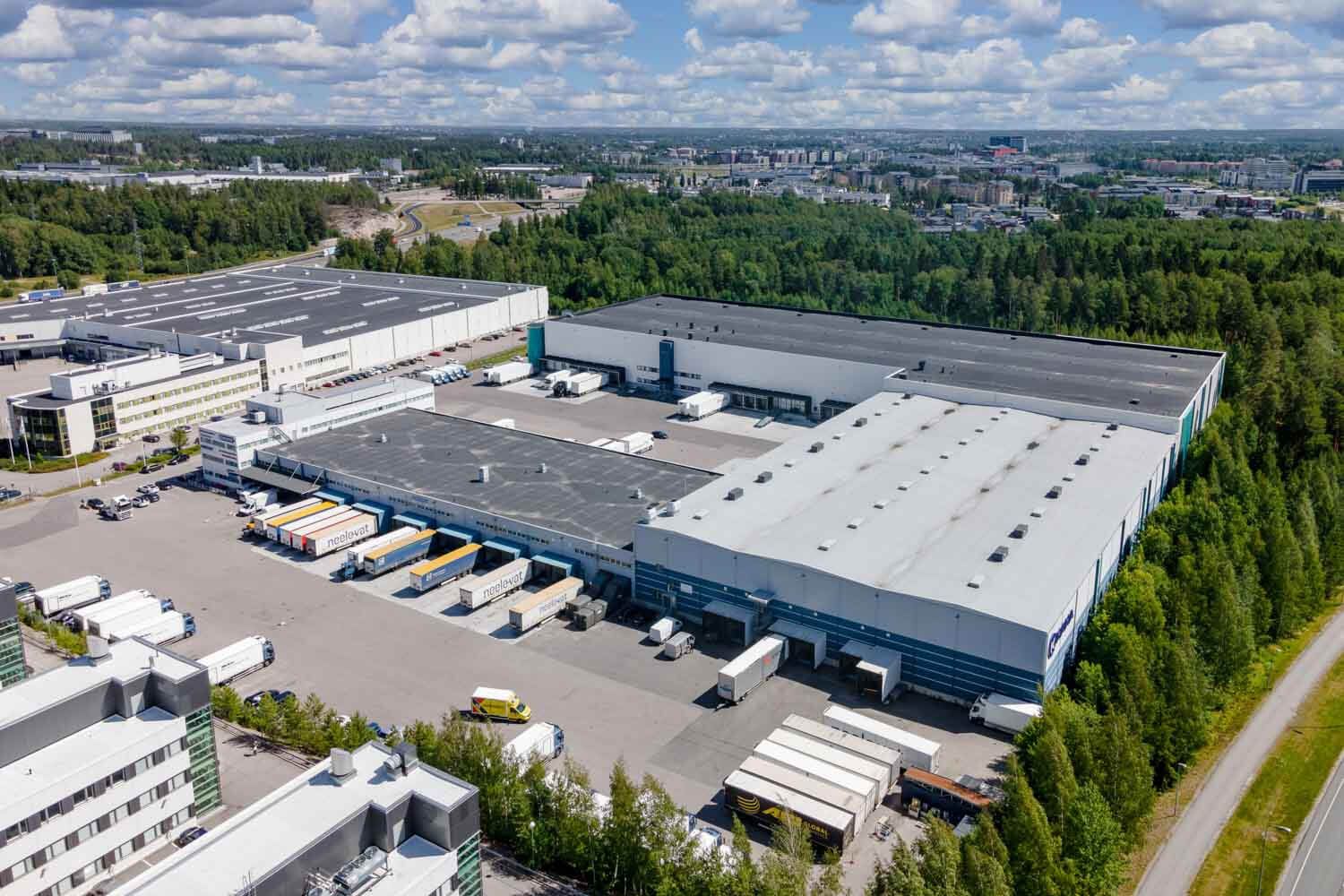 Vuokrataan Aviapoliksesta korkeaa varastotilaa