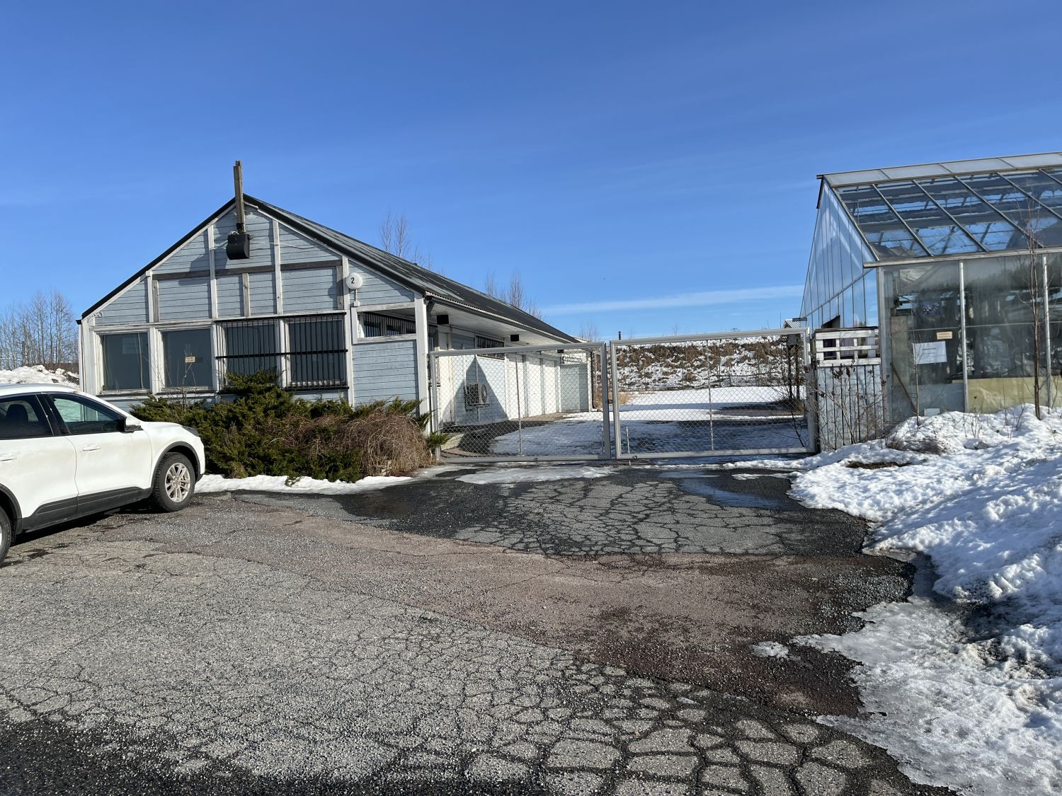 Vuokrataan poikkeuksellinen kiinteistökohde Lielahdesta! Kiinteistössä on piha-aluetta noin 2 hehtaaria. Lisäksi käytett...