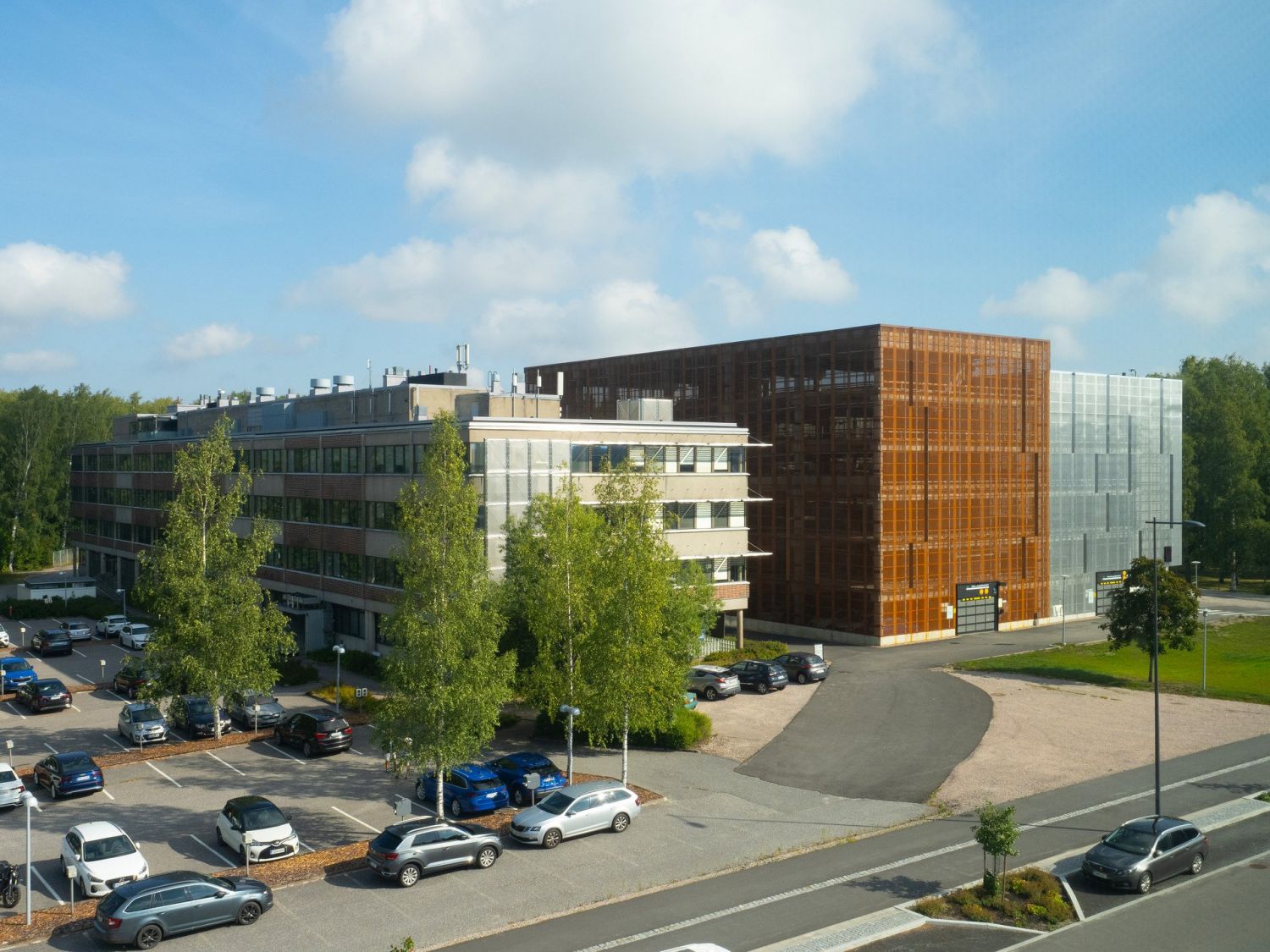 Espoon Niittykummusta on kasvanut moderni metrokeskus, ja Vuoritontunkuja 6 sijaitsee vain kymmenen minuutin kävelymatkan päässä metroasemalta. Niittykumpu on helposti saavutettavissa metron lisäksi myös autolla ja bussilla. Lentokentältä ja Helsingin keskustasta on vain 20 minuutin ajomatka. Kauppa...