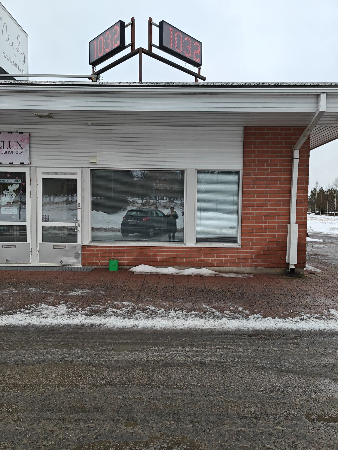 Katutasossa sijaitsevaan 32m² toimitilaan kuuluu oma sisäänkäynti, wc ja siivouskomero. Isot ikkunat tuovat valoa tilaan...