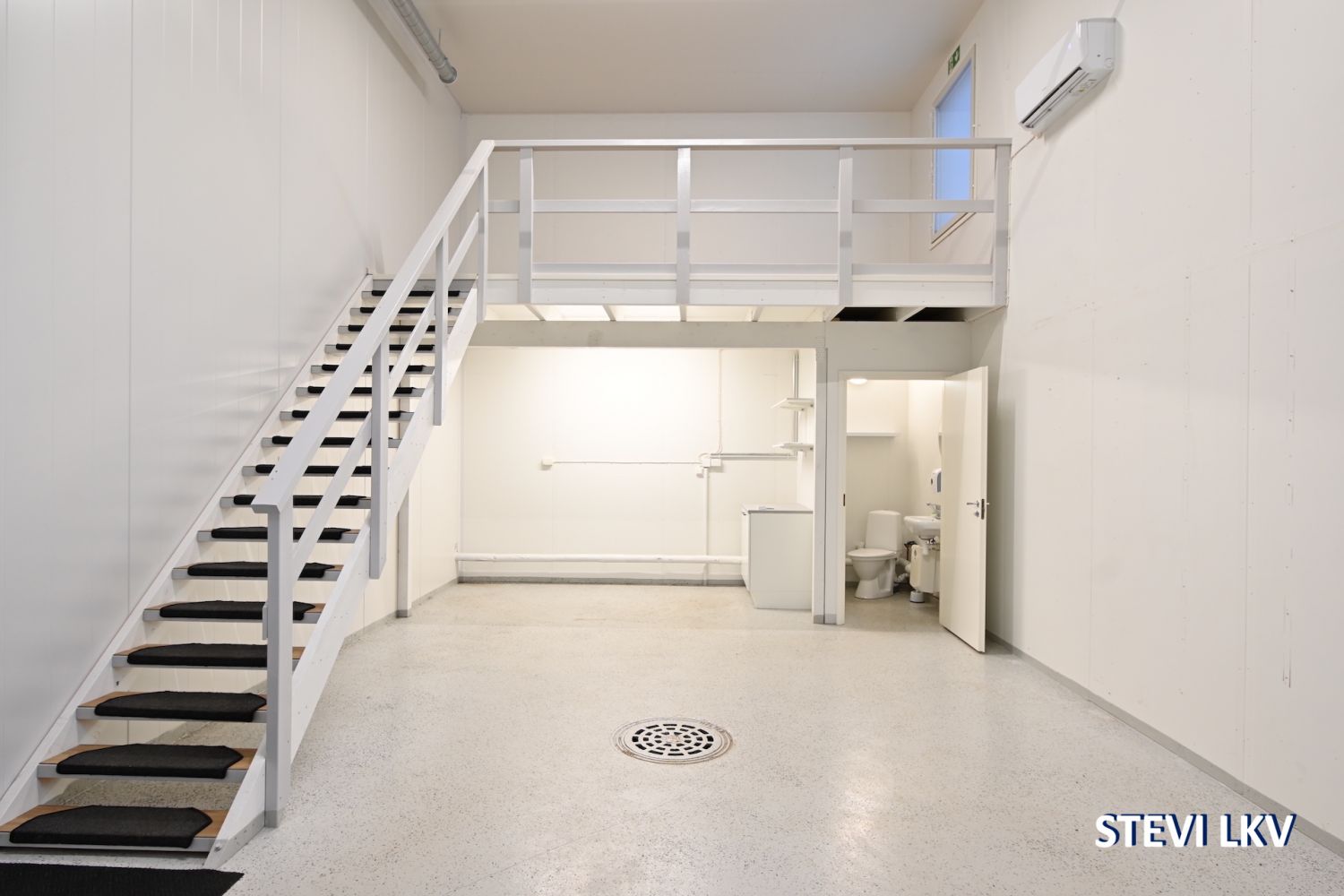 Siistiä hallitilaa 40m2 + parvi 12m2 *Siisti *Iso ovi *Tilassa parvi *Myydään vuokrattuna