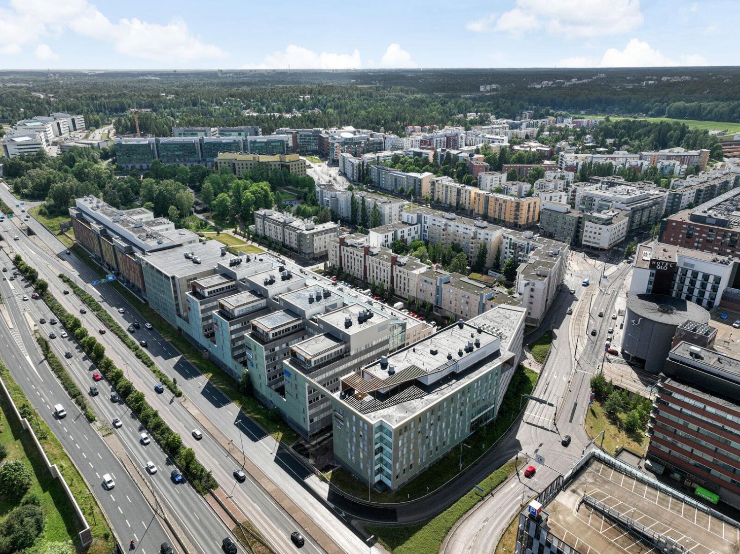 Nyt vuokrattavissa iso toimitila Espoon Leppävaarasta. Tilat ovat huippulaadukkaita ja moderneja, ja sopivatkin monelle eri yritykselle. Tilasta löytyy paljon erikokoisia työ- ja neuvotteluhuoneita sekä pieniä avotyötiloja. Toimistosta löytyy tämän lisäksi siistit WC-tilat ja taukohuone työkeittiöll...