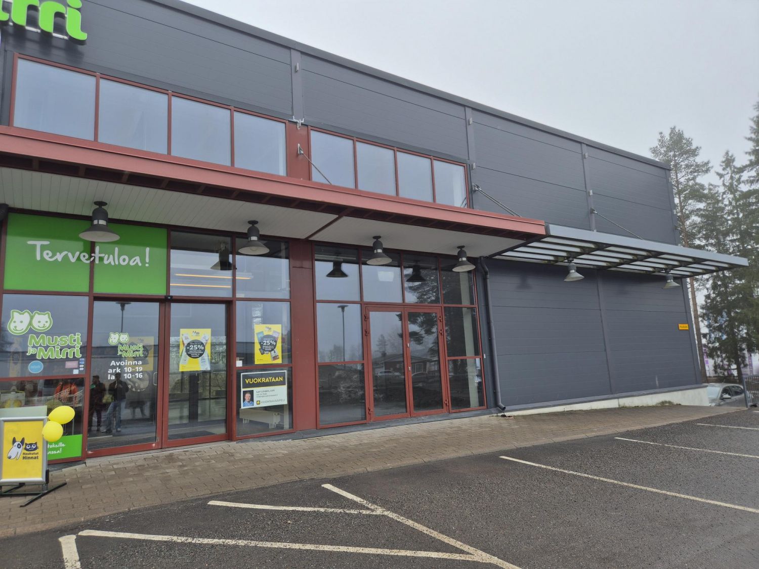 Vuokrattavana upea, valoisa ja korkeakattoinen liiketila Lohjan Tyyninharjussa!  
Tämä 297,5 m²:n moderni ja muunneltava...