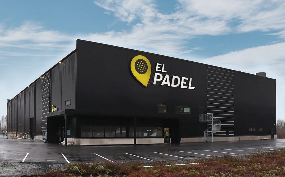 Vuokrataan noin 3000 m2 modernia hallitilaa joka soveltuu, tuotantoon, varastointiin sekä showroom ja toimistotiloiksi. Alunperin rakennus on toteutettu liikuntatoimintaan.Kohde sijaitsee omalla noin 15.000m2 tontilla jossa hyvin paikoitus aluetta ja tonttia mahdolliseen pihavarastointiin. Sijaint...