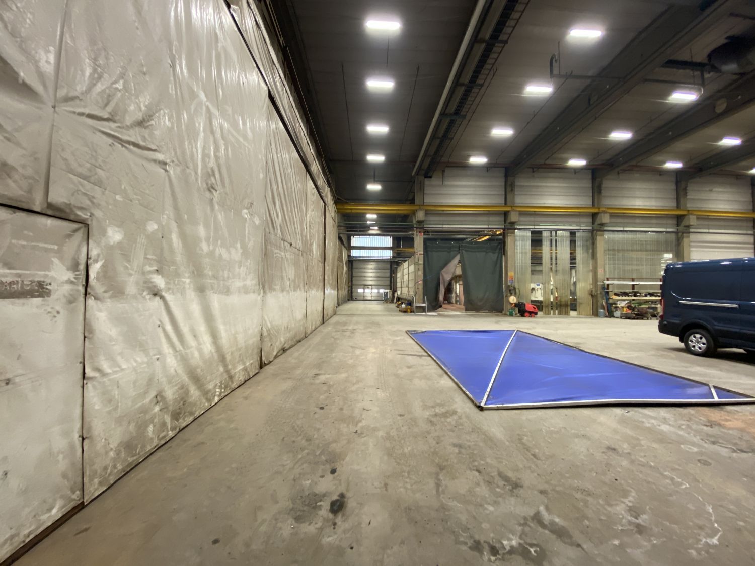 Sivukäytävä naapurin tilan läpi, johon käyttöoikeus