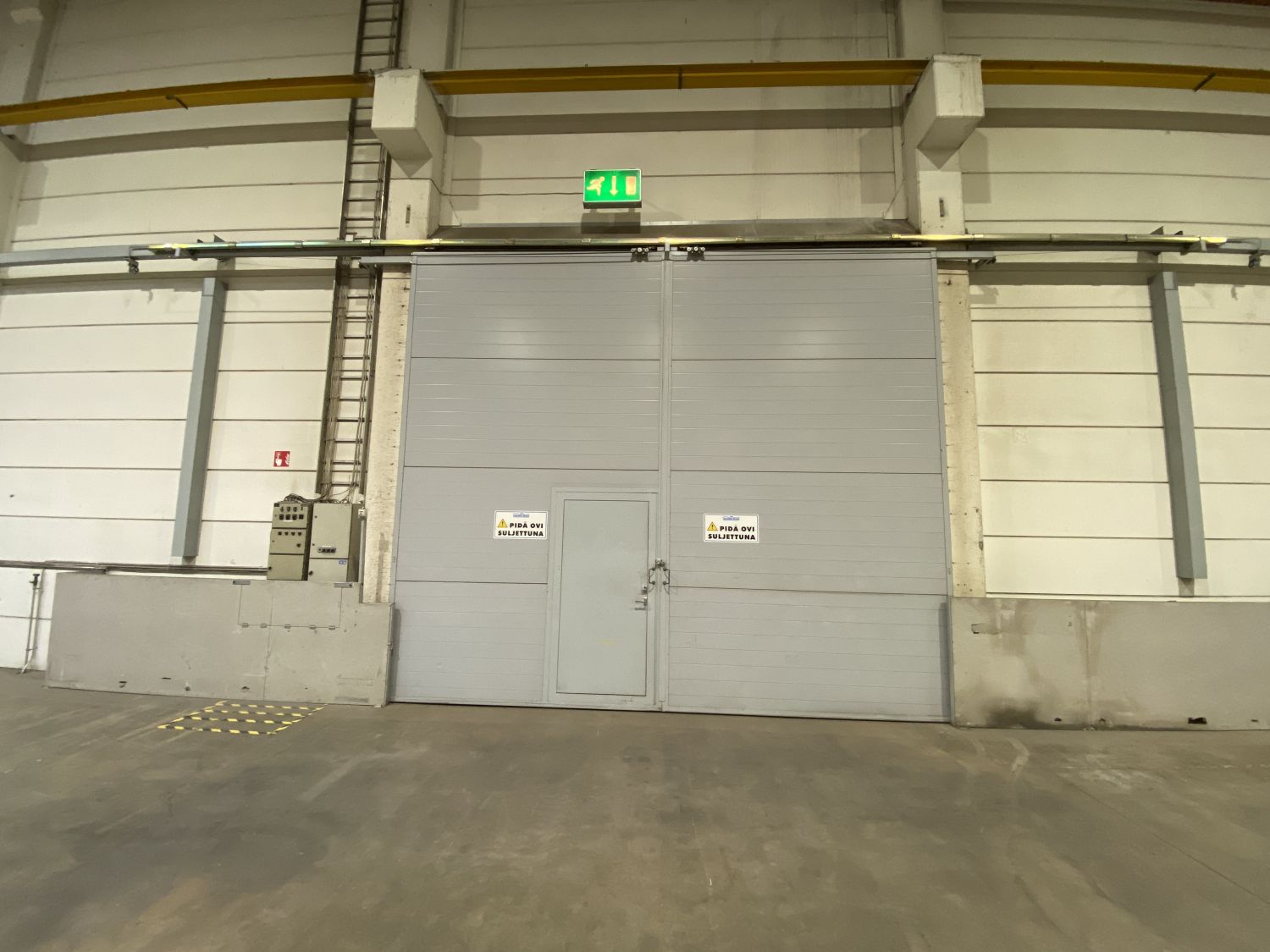 Kulku rakennuksen sivun lastaus-purkualueelle johon käyttöoikeus