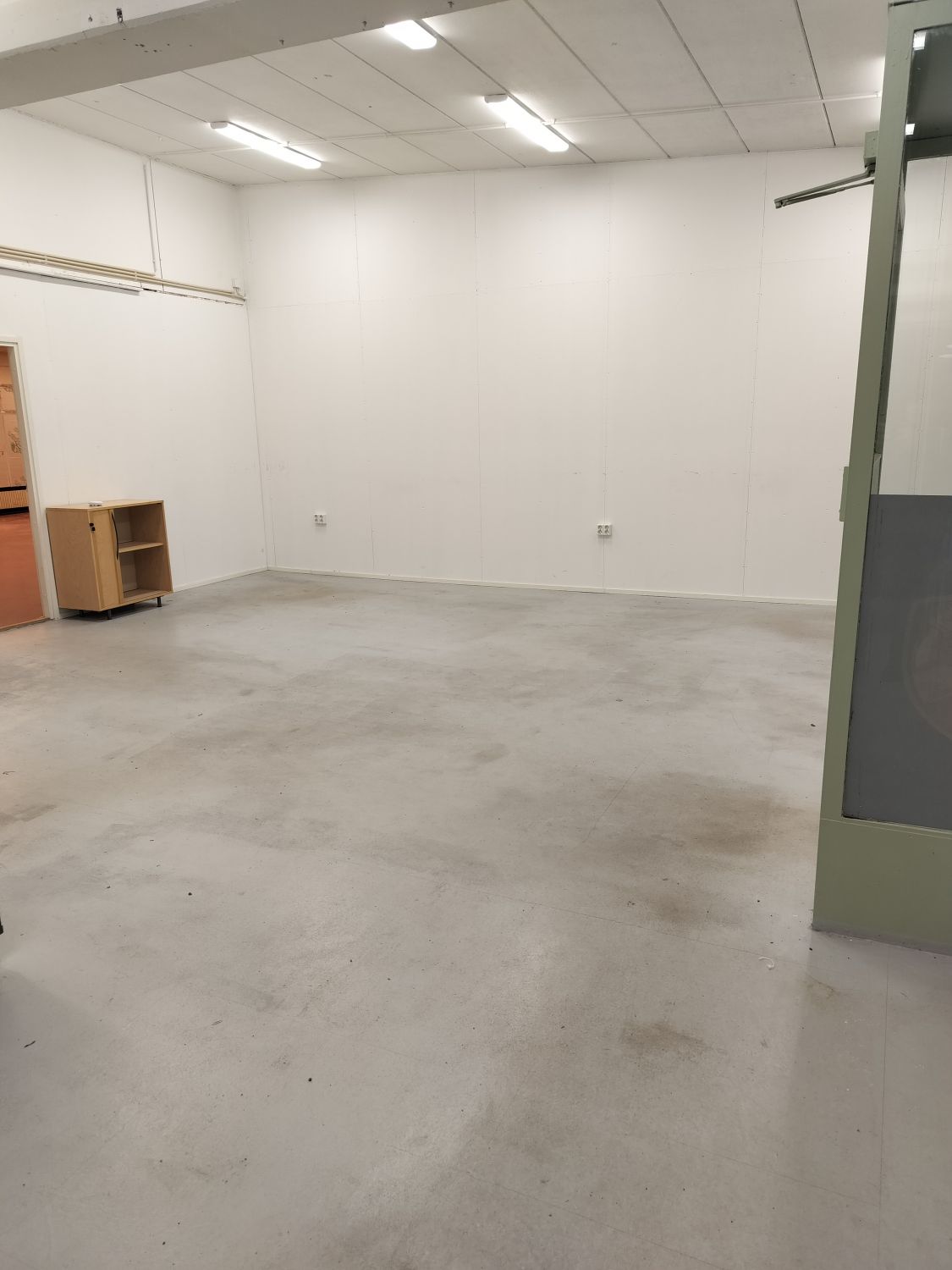 Isompi tila (n.95m2) seinät on juuri maalattu ja valaisimet kattoon uusittu.