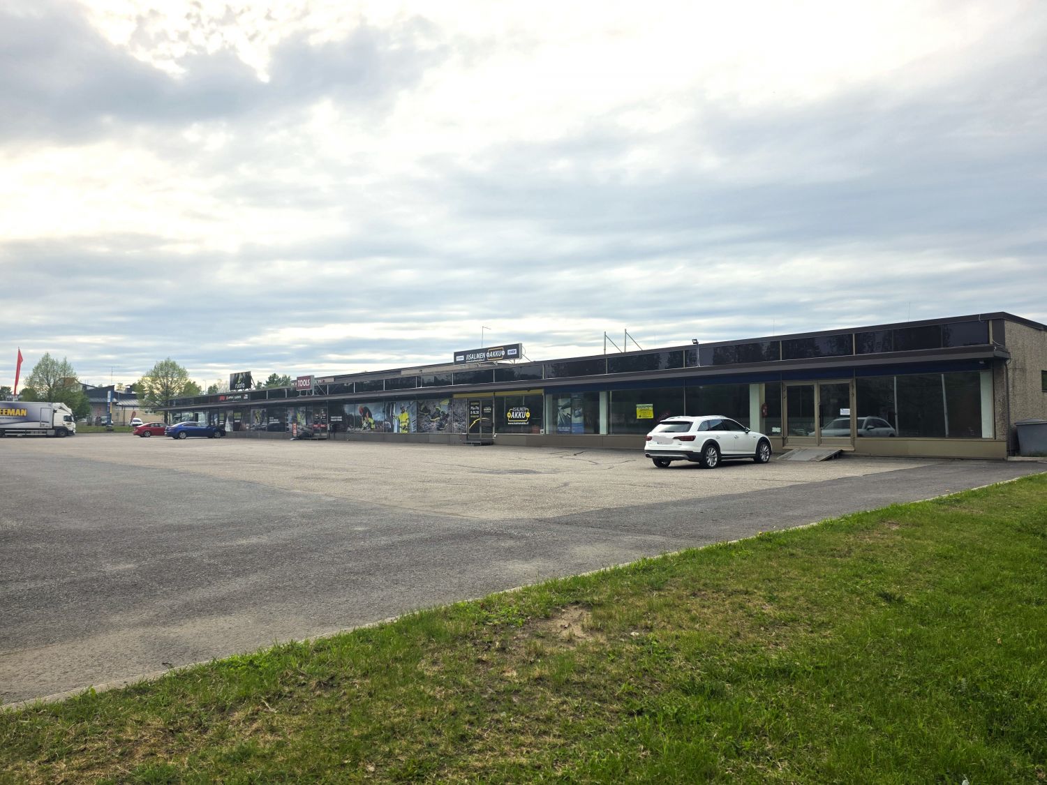 Monipuolinen liiketila sydämessä Iisalmea - myymälä, toimisto ja varasto saman katon alla

Tiirankatu 2:ssa Iisalmessa s...