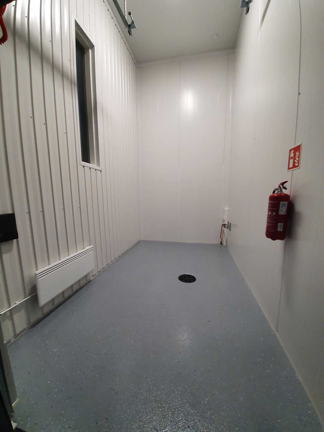 Koivukylän Talliosakkeelta näppärä ja monikäyttöinen ikkunallinen ja valoisa päätyvarasto, talli, harraste-, toimitila 2...