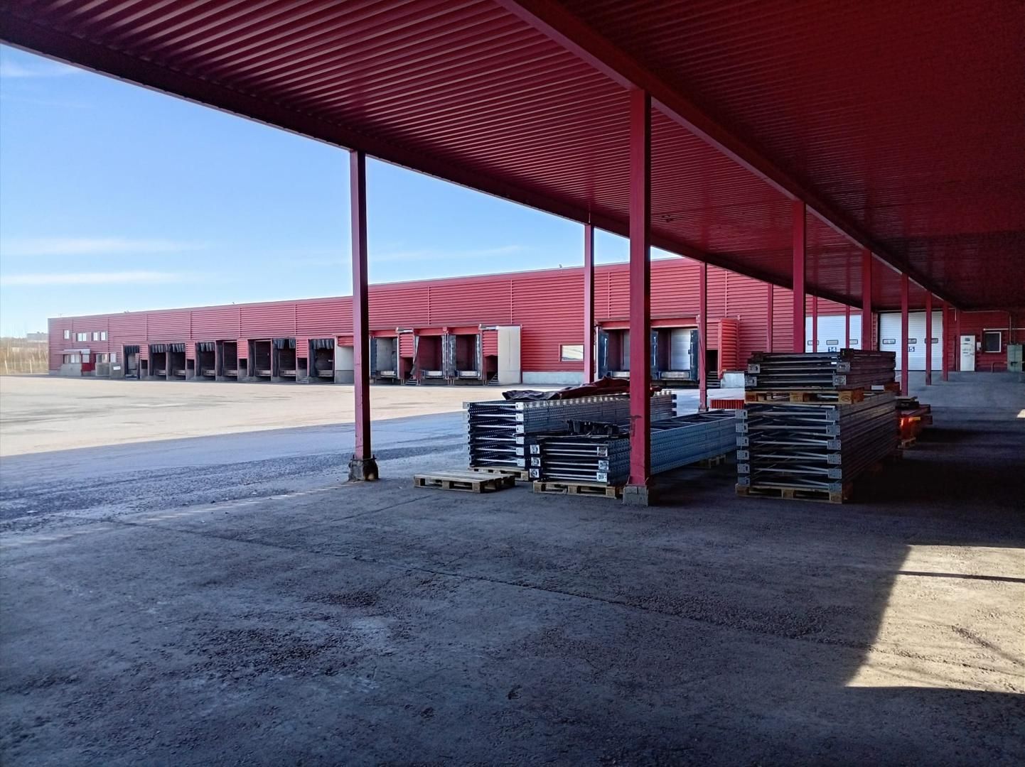 Sarankulmassa iso 4500 m2 halli isolla pihalla