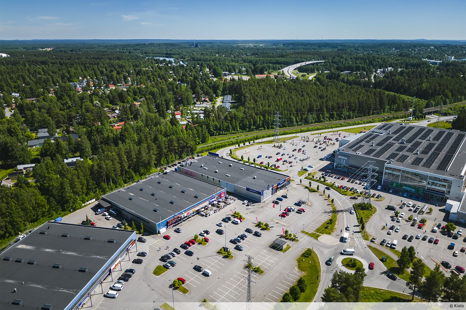 Katutason liiketilaa vilkkaalla kauppapaikalla Prisman naapurissa&nbsp;Vuokrattavana noin 1 510 m&sup2; katutason liiketila hyv&auml;ll&auml; ja n&auml;kyv&auml;ll&auml; sijainnilla. Tila on selke&auml;pohjainen ja helposti muokattavissa eri k&auml;ytt&ouml;tarkoituksiin.&nbsp;Kiinteist&ouml; sijait...