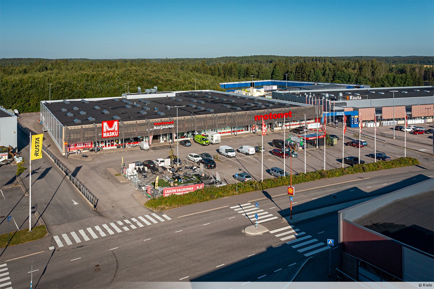 Liiketilaa Porvoon vetovoimaisimmalla kauppapaikalla – Kuninkaanportissa Vuokrattavana yhteensä noin 3 793 m² nykyaikainen liiketila näkyvällä sijainnilla. Tila on myös jaettavissa joustavasti eri kokonaisuuksiin vuokralaisen tarpeiden mukaan. Esimerkkejä tilajaosta:Vaihtoehto 1: noin 513 m²Vaihtoe...