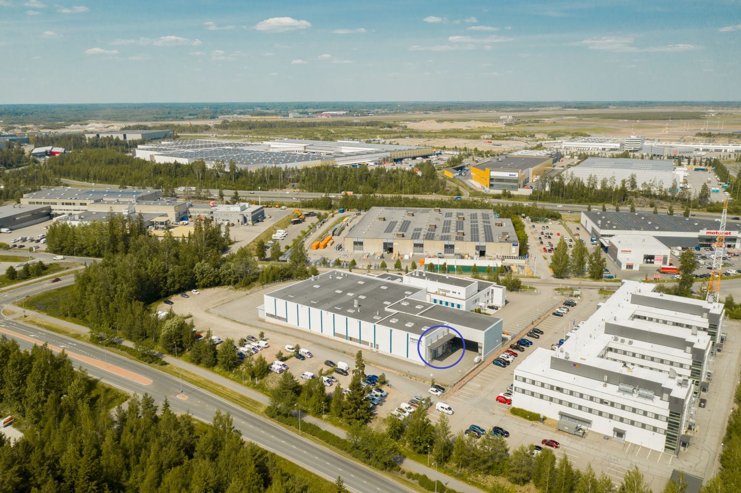 560 m2 kompakti 8 metriä korkea hallitilaa huippusijainnilla. Tila varusteltu 6,3 t siltanosturilla ja korkealla nosto-ovella.