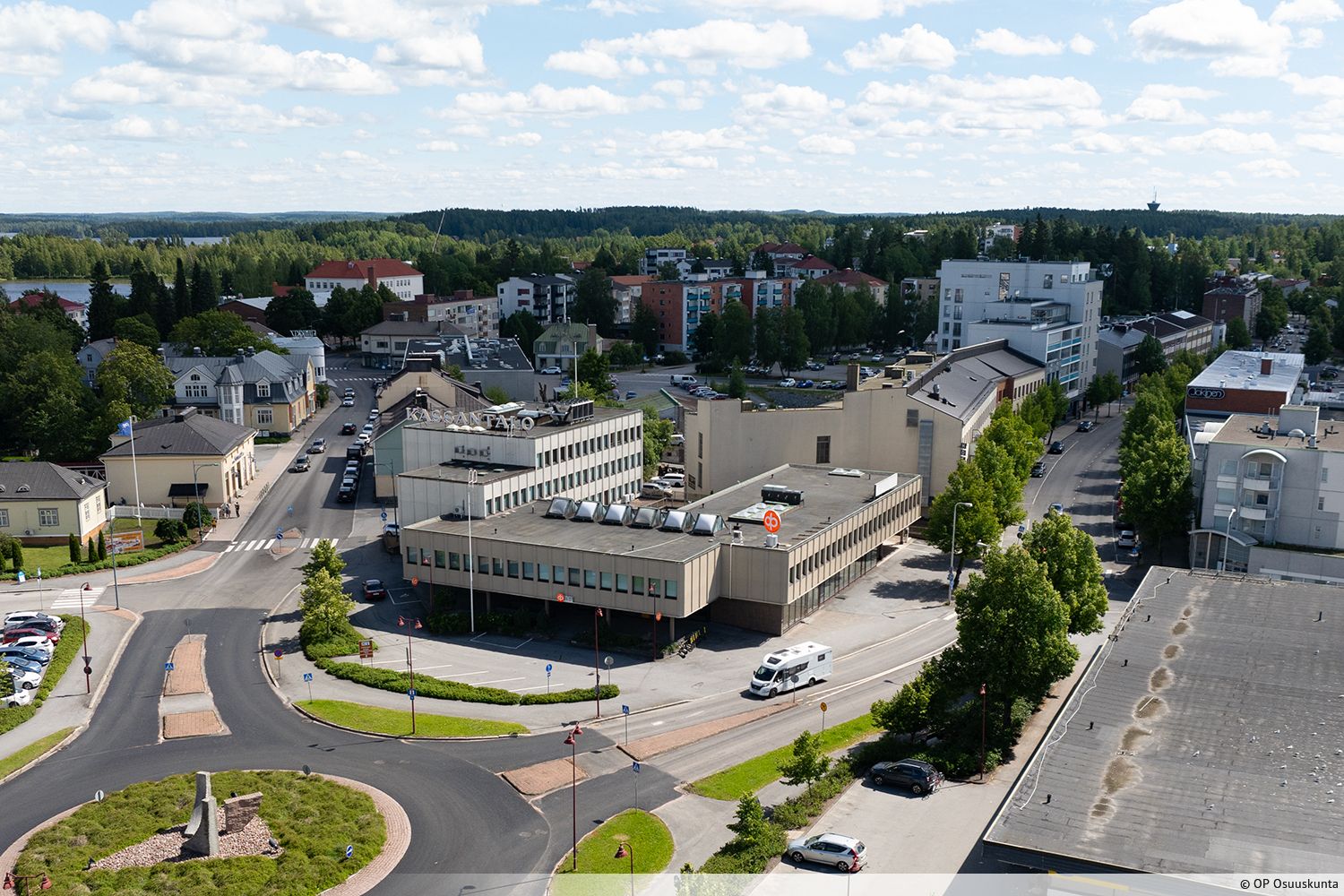 Vuokrataan liiketila n&auml;kyv&auml;ll&auml; paikalla ja hyvien liikenneyhteyksien varrella Kassantalossa, Sastamalan keskustassa. Ymp&auml;rist&ouml;ss&auml; on useita palveluita ja virkistysalueita, jotka houkuttelevat alueelle asiakasvirtaa p&auml;ivitt&auml;in. Toimitila koostuu katutason myym&...