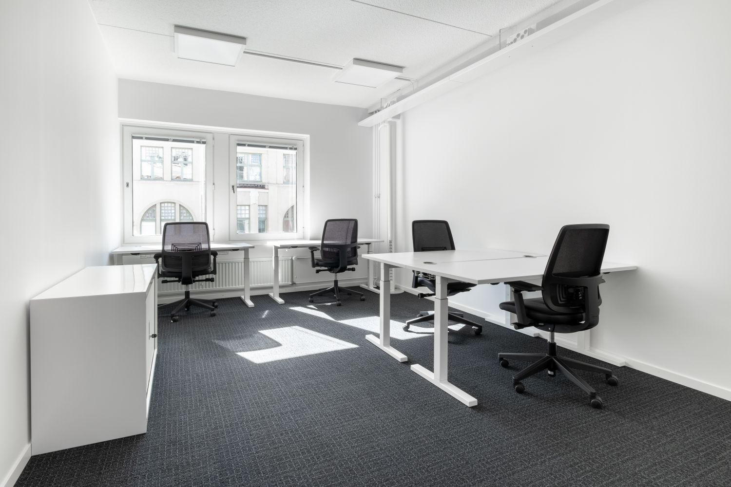 T&auml;m&auml; tarjous sis&auml;lt&auml;&auml; yksityisen, palveluilla varustetun toimistotilan 3 ty&ouml;pisteelle sek&auml; k&auml;ytt&ouml;oikeuden yhteisiin tiloihin: neuvotteluhuoneisiin, avoimeen coworking-tilaan, lounge-alueeseen, kahvipisteeseen sek&auml; vastaanottoalueeseen, jossa on toimi...