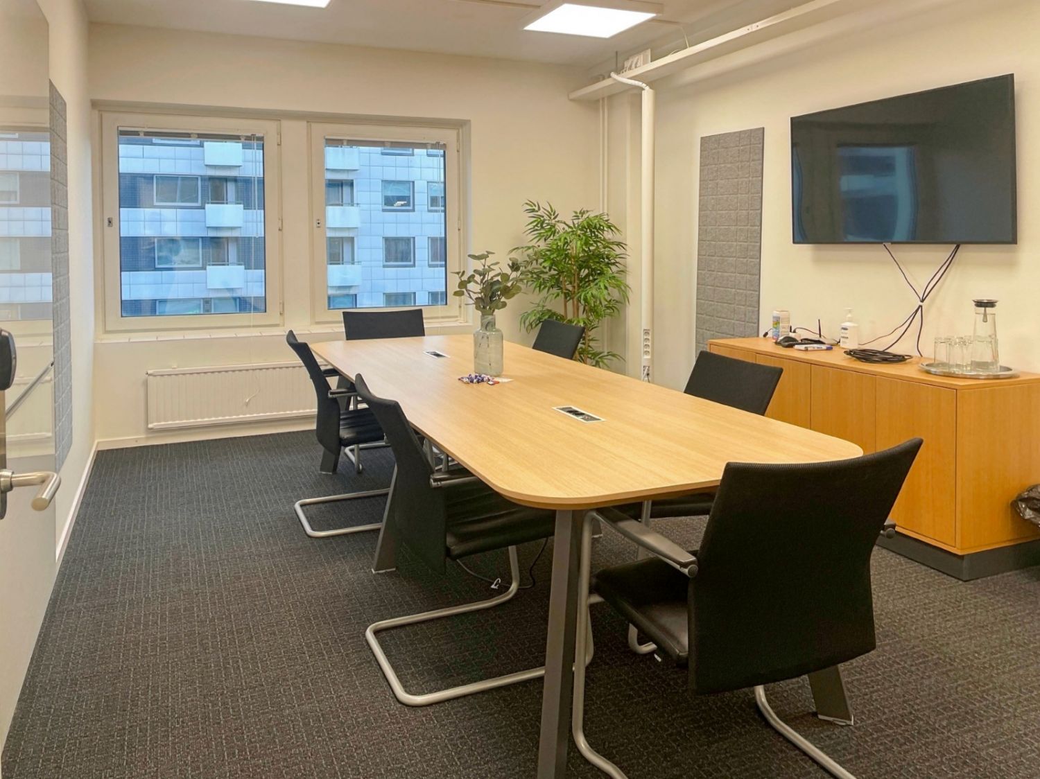 T&auml;m&auml; tarjous sis&auml;lt&auml;&auml; yksityisen, palveluilla varustetun toimistotilan 4 ty&ouml;pisteelle sek&auml; k&auml;ytt&ouml;oikeuden yhteisiin tiloihin: neuvotteluhuoneisiin, avoimeen coworking-tilaan, lounge-alueeseen, kahvipisteeseen sek&auml; vastaanottoalueeseen, jossa on toimi...