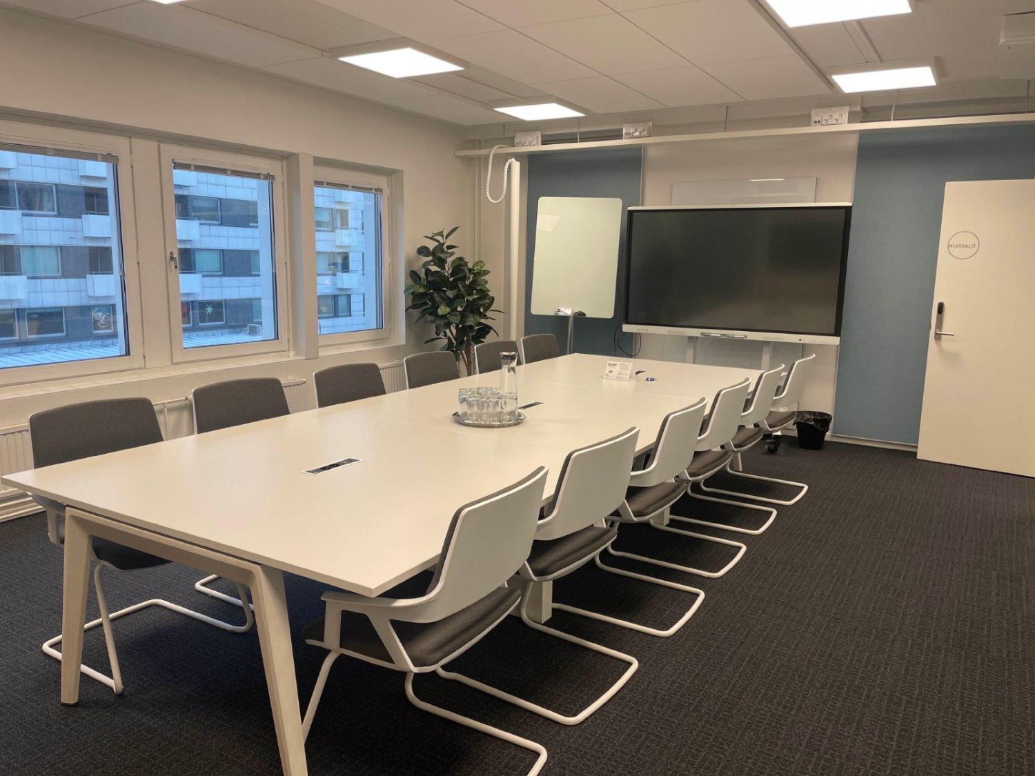 T&auml;m&auml; tarjous sis&auml;lt&auml;&auml; yksityisen kalustetun toimistotilan 10 ty&ouml;pisteelle sek&auml; k&auml;ytt&ouml;oikeuden yhteisiin tiloihin: neuvotteluhuoneisiin, avoimeen coworking-tilaan, lounge-alueeseen, kahvipisteeseen ja vastaanottoalueeseen, jossa on toimistolaitteet.Toimist...