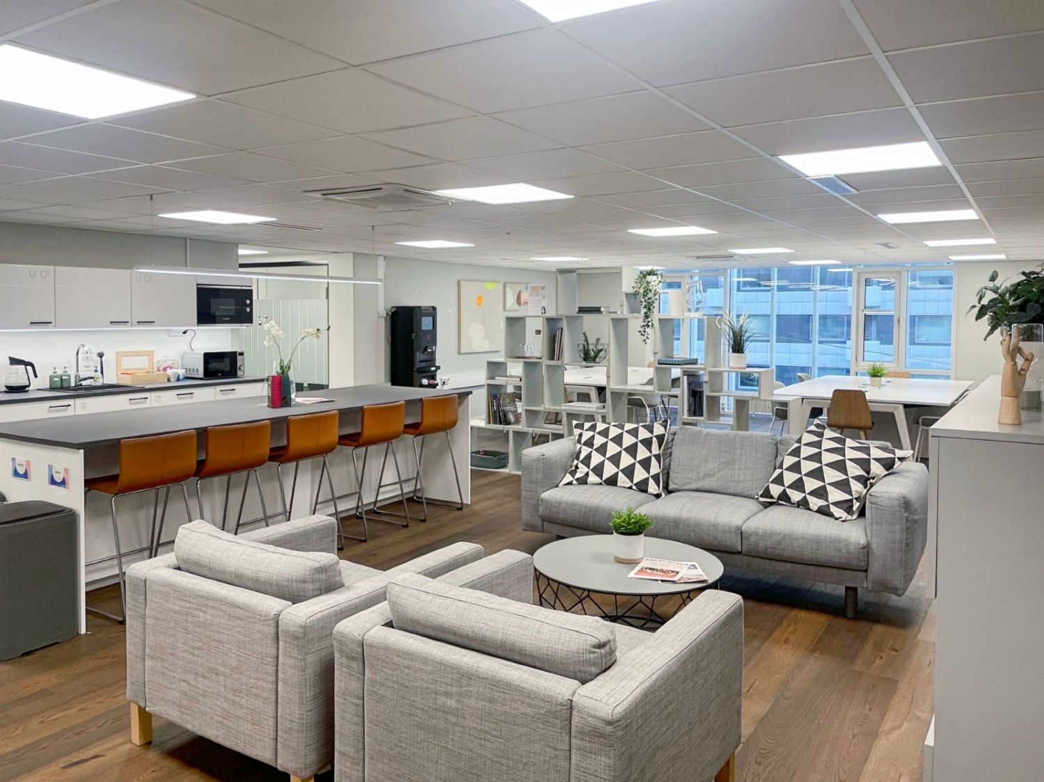 Kun liityt Regus-j&auml;seneksi, voit tehd&auml; t&ouml;it&auml; miss&auml; ja milloin tahansa. Valittavanasi on useita erilaisia vaihtoehtoja toimistohotelleista Turku keskustassa toimisto- ja coworking-j&auml;senyyksist&auml; lounge-j&auml;senyyksiin, ja hinnoittelu alkaa 99 eurosta. Olipa ty&ouml...