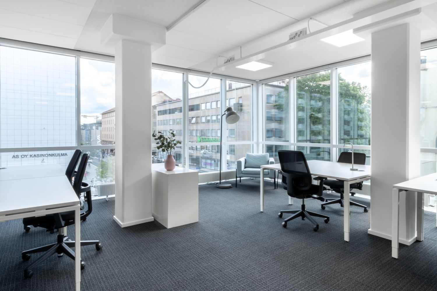 T&auml;m&auml; tarjous sis&auml;lt&auml;&auml; yksityisen, palveluilla varustetun toimistotilan 5 ty&ouml;pisteelle sek&auml; k&auml;ytt&ouml;oikeuden yhteisiin tiloihin: neuvotteluhuoneisiin, avoimeen coworking-tilaan, lounge-alueeseen, kahvipisteeseen sek&auml; vastaanottoalueeseen, jossa on toimi...