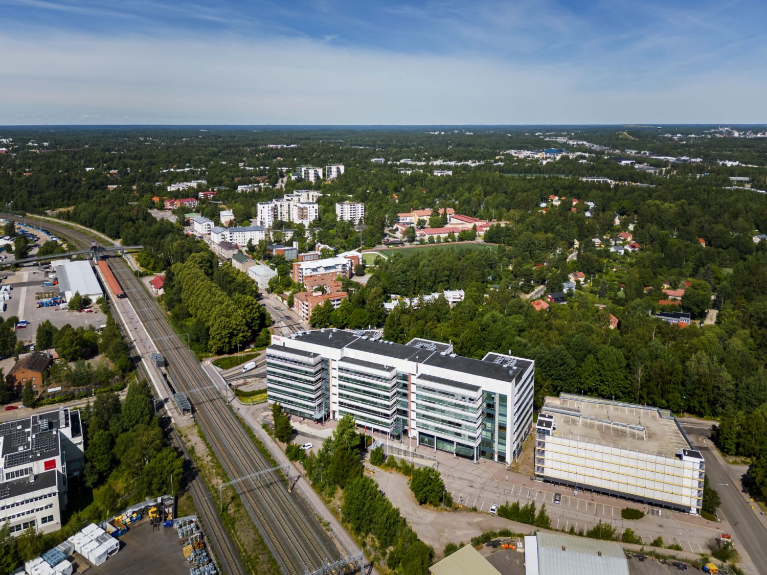 Bolero C  tarjoaa ensiluokkaisen sijainnin heti Pitäjänmäen juna-aseman vieressä, keskellä kehittyvää ja vilkasta yritysaluetta.Raide-Jokerin Talin pysäkki on kävelymatkan päässä, ja Vihdintien kautta kuljet helposti ja ruuhkattomasti Kehä I–III -verkostoon – olitpa sitten menossa Espooseen, Helsi...