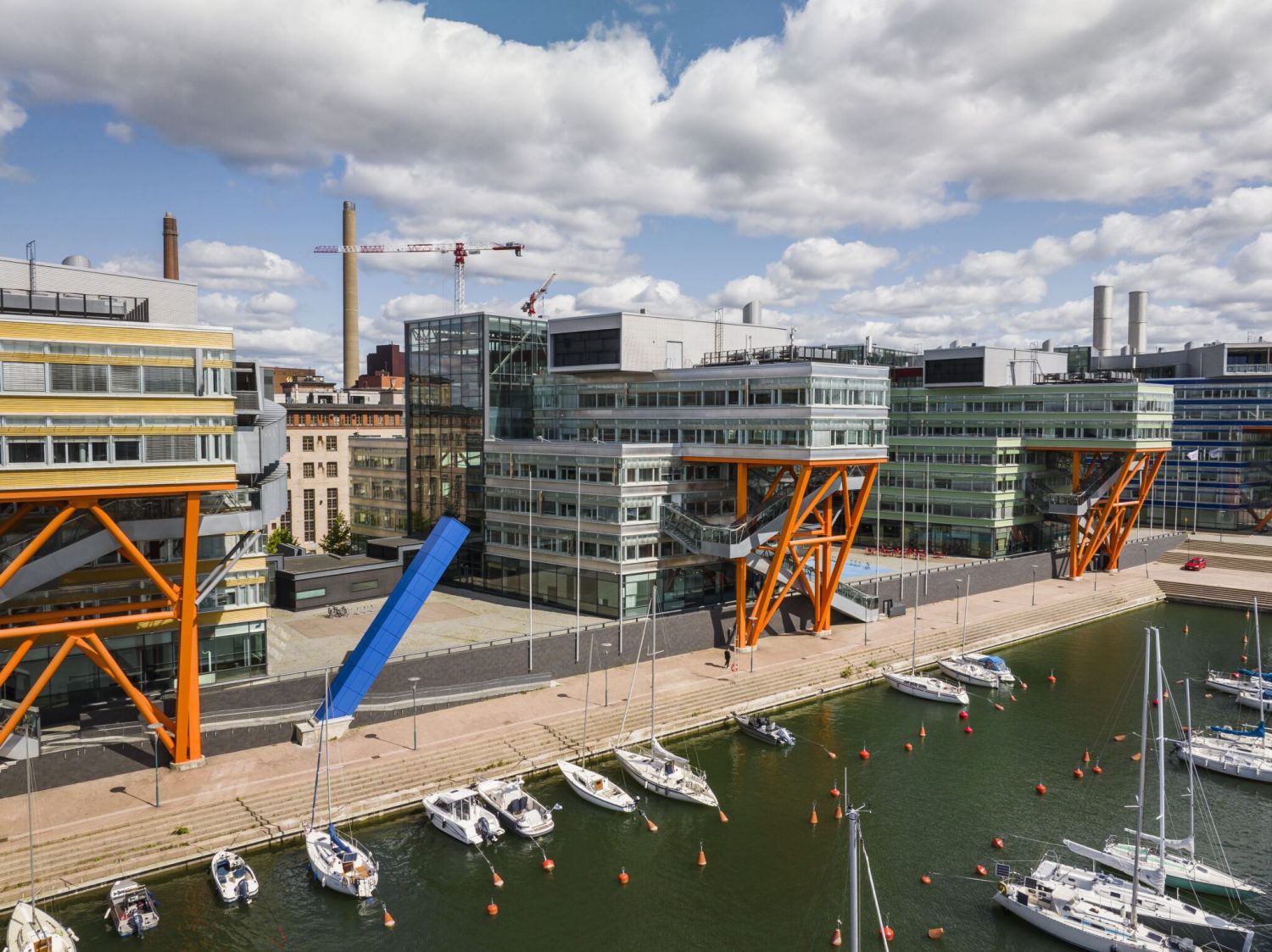 Tyylikäs 341,5 m² toimisto  meren äärellä Ruoholahdessa, aivan Länsiväylän tuntumassa.