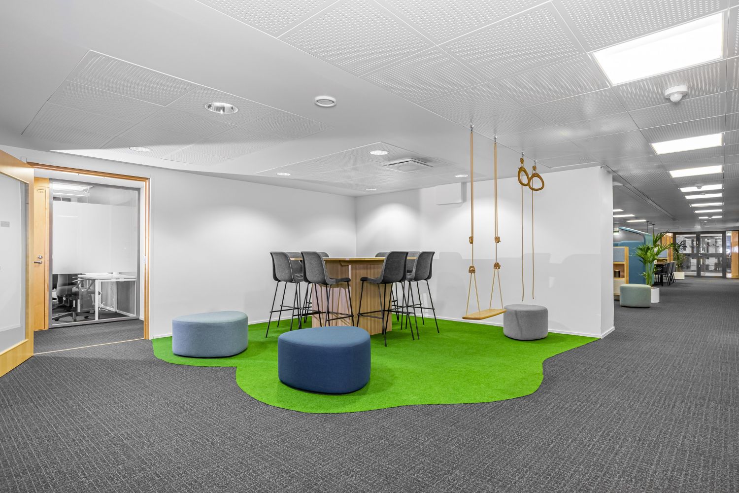 Paranna tuottavuuttasi palveluilla ymp&auml;r&ouml;idyll&auml; vilkkaalla liikealueella Helsingin keskustassa. Antink...