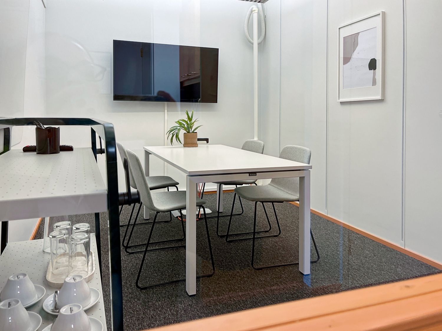 Varaa t&auml;yden palvelun toimisto, nelj&auml;lle, ja me varmistamme, ett&auml; kaikki sujuu aina moitteetto...