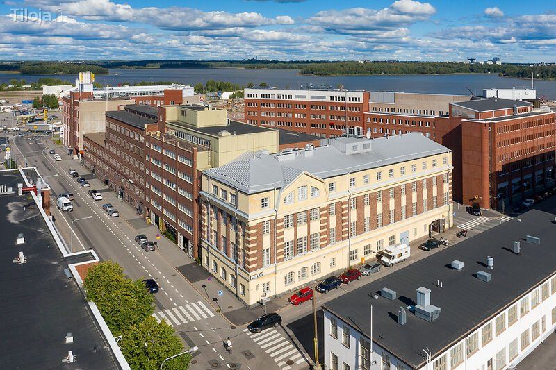 Tämä hieno 260 m²:n tila sijaitsee kiinteistön vanhan osan ylimmässä (4.) kerroksessa. Tila on valoisa, teollisuushenkin...