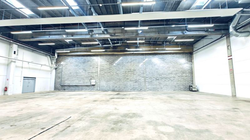 Vuokrataan Helsingin Suutarilasta 779m2 toimitila, joka koostuu 7m korkeasta  552 m² varastosta sekä yli 3m 227 m² matal...