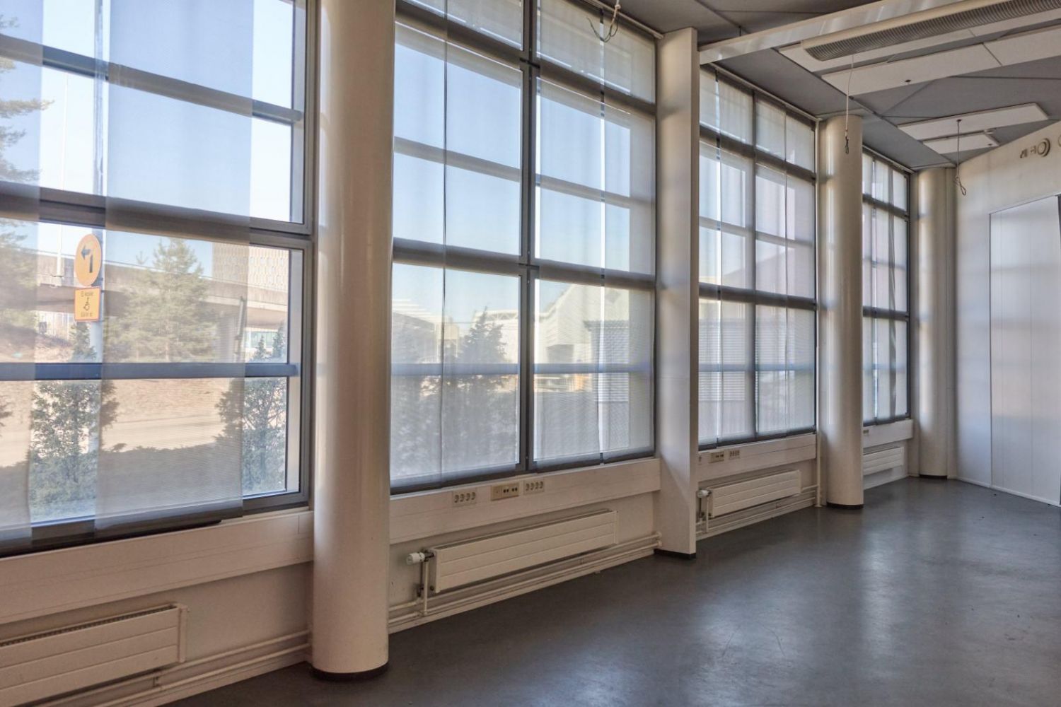 Vuokrataan katutason valoisa ja korkea 170m2 toimistotila lentoasemakeskuksen Wing-rakennuksesta. Tila soveltuu erinomaisesti myös esimerkiksi showroom-toimintaan - poikkeuksellisen suuret ikkunapinnat tuovat työtiloihin runsaasti valoa. Kiinteistön edustavat neuvottelu- ja koulutustilat aivan viere...