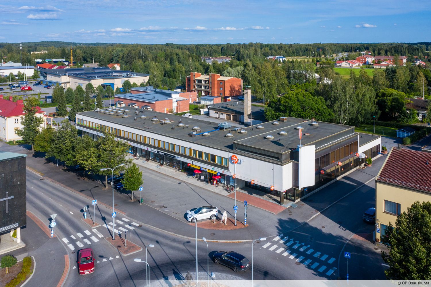 Vuokrattavana siistikuntoinen, avara liiketila hyv&auml;ll&auml; sijainnilla Huittisten keskustassa. Suuret ikkunat kadun suuntaan tuovat tilaan paljon valoa. Takahuoneessa keitti&ouml; ja wc.&nbsp;Ota yhteytt&auml; ja tule tutustumaan!