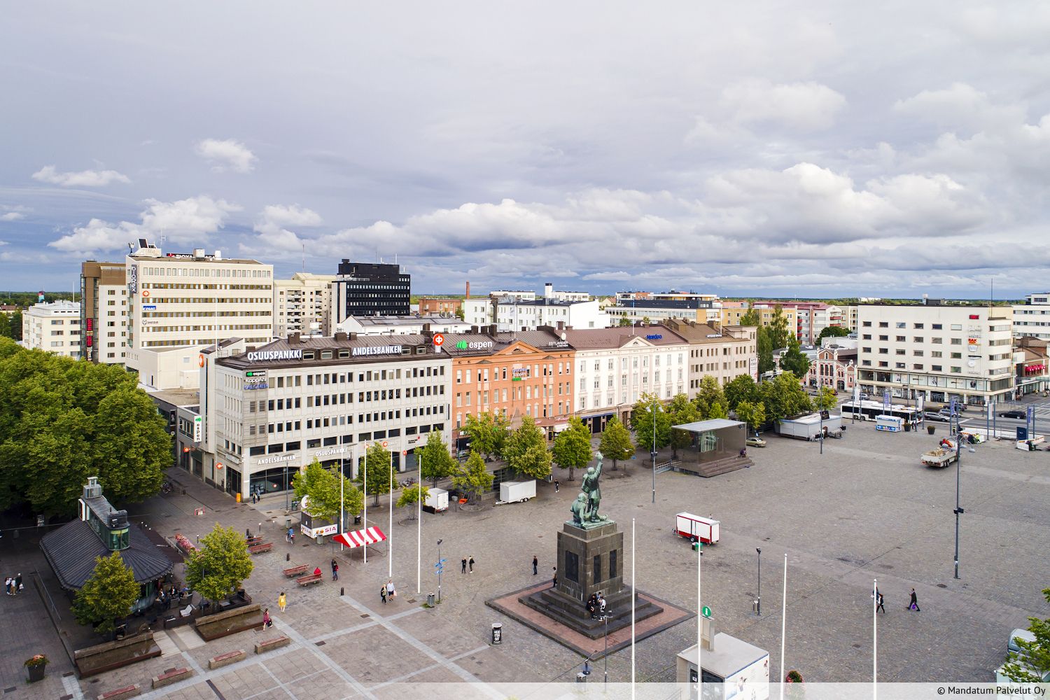 Vuokrattavana toimistotila kauppakeskus Espenin 5. kerroksessa. Kiinteist&ouml;ss&auml; my&ouml;s varattavissa maksutta 2 kpl 10 hl&ouml;n neuvottelutilat.&nbsp;Vuonna 2018 saneerattu kauppakeskuskiinteist&ouml; tarjoaa monipuolisen valikoiman liikkeit&auml;, kahviloita ja muita palveluita keskell&a...