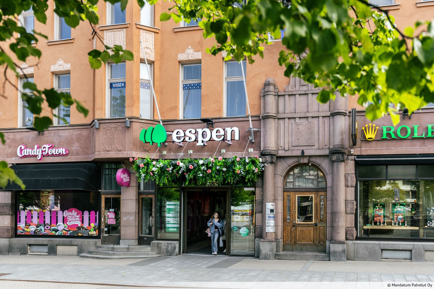 Vuokrattavana toimistotila kauppakeskus Espenin 5. kerroksessa. Kiinteistössä myös varattavissa maksutta 2 kpl 10 hlön n...